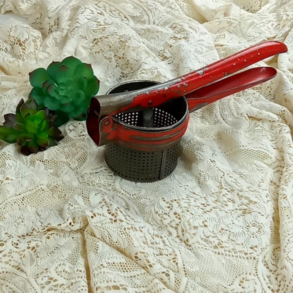 Vintage "Handy Things" Ludington Michigan Made in USA Red Potato Ricer